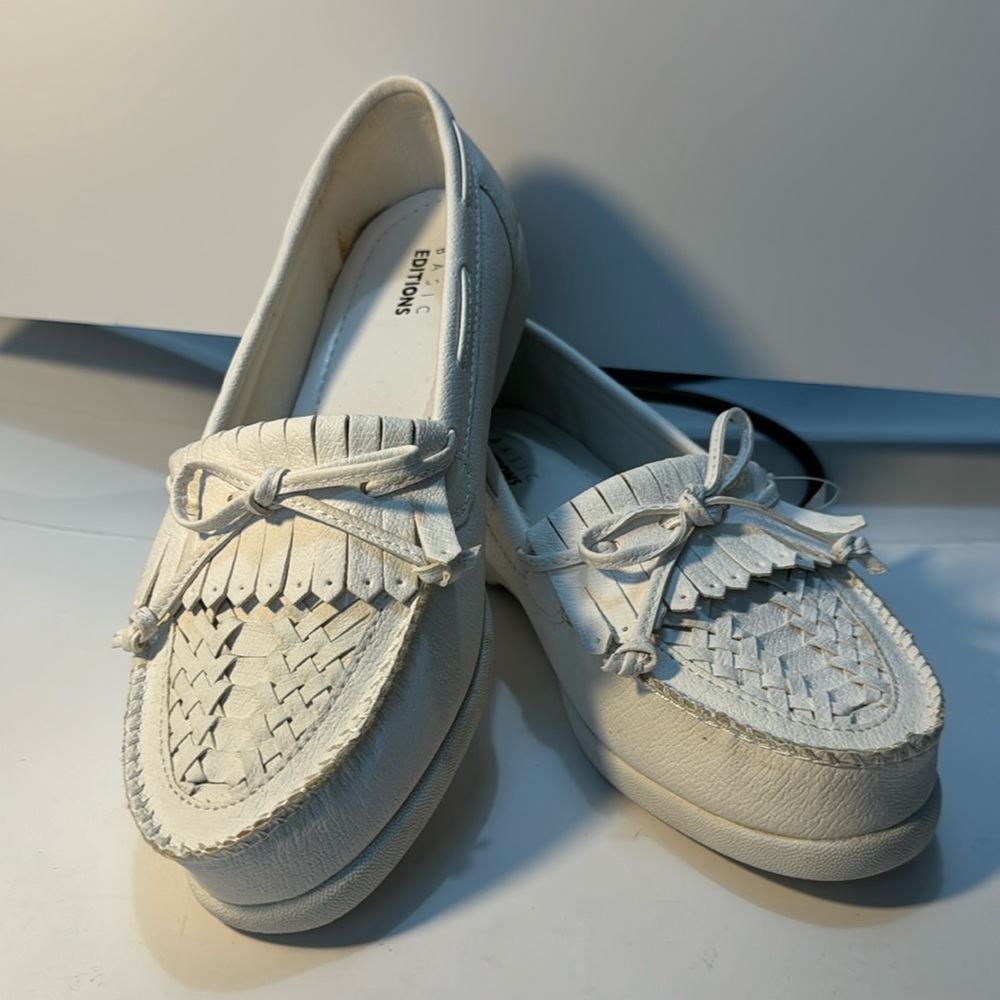 Basic edition slip on white moccasin style shoes, built-in comfort points 7w NWT
